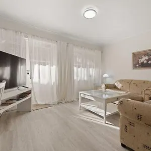 Beautiful Inner City Fully Renovated Ground Floor With Attached Lock-up Garage , Canberra Australia